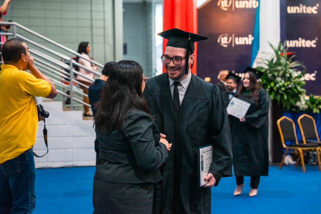 330 graduados CEUTEC listos para transformar Honduras