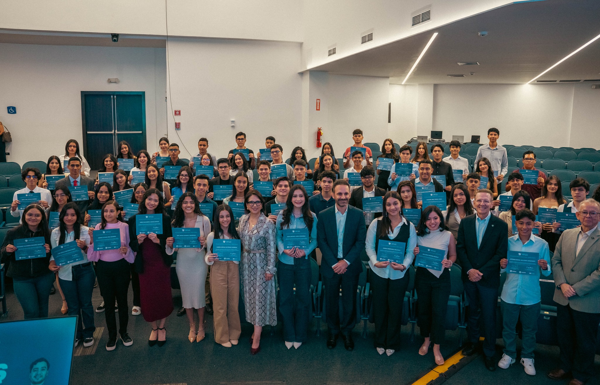 Fundación Nasser y CEUTEC impulsan la educación universitaria con 100 becas